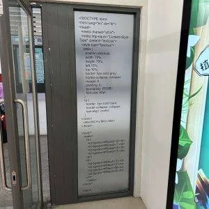 嘉義玻璃貼紙輸出，一片玻璃上面貼有關於網頁的程式碼