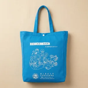 藍色帆布袋掛在牆壁上。