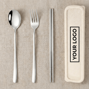 在亞麻質感背景上擺放304不銹鋼餐具與小麥盒，盒面印有「YOUR LOGO」黑框全彩UV印刷模擬效果，強調商務高質感形象。