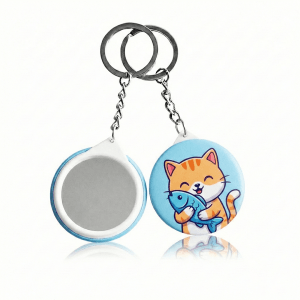 橘貓抱魚圖案馬口鐵鑰匙圈，色彩飽滿印刷，背面為高清鏡面，金屬扣環堅固耐用，適合動漫周邊客製與少量可製需求。