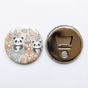 展示多種森林動物插畫的馬口鐵開瓶器，包含熊貓、狐狸、大象等繽紛圖案，呈現色彩飽滿的高解析噴印細節。