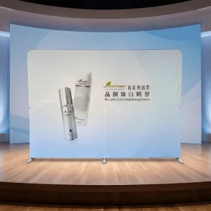 麗富康國際新品發布直式快幕秀展架，活動舞台搭建實景，展示晶顏煥白精華主視覺
