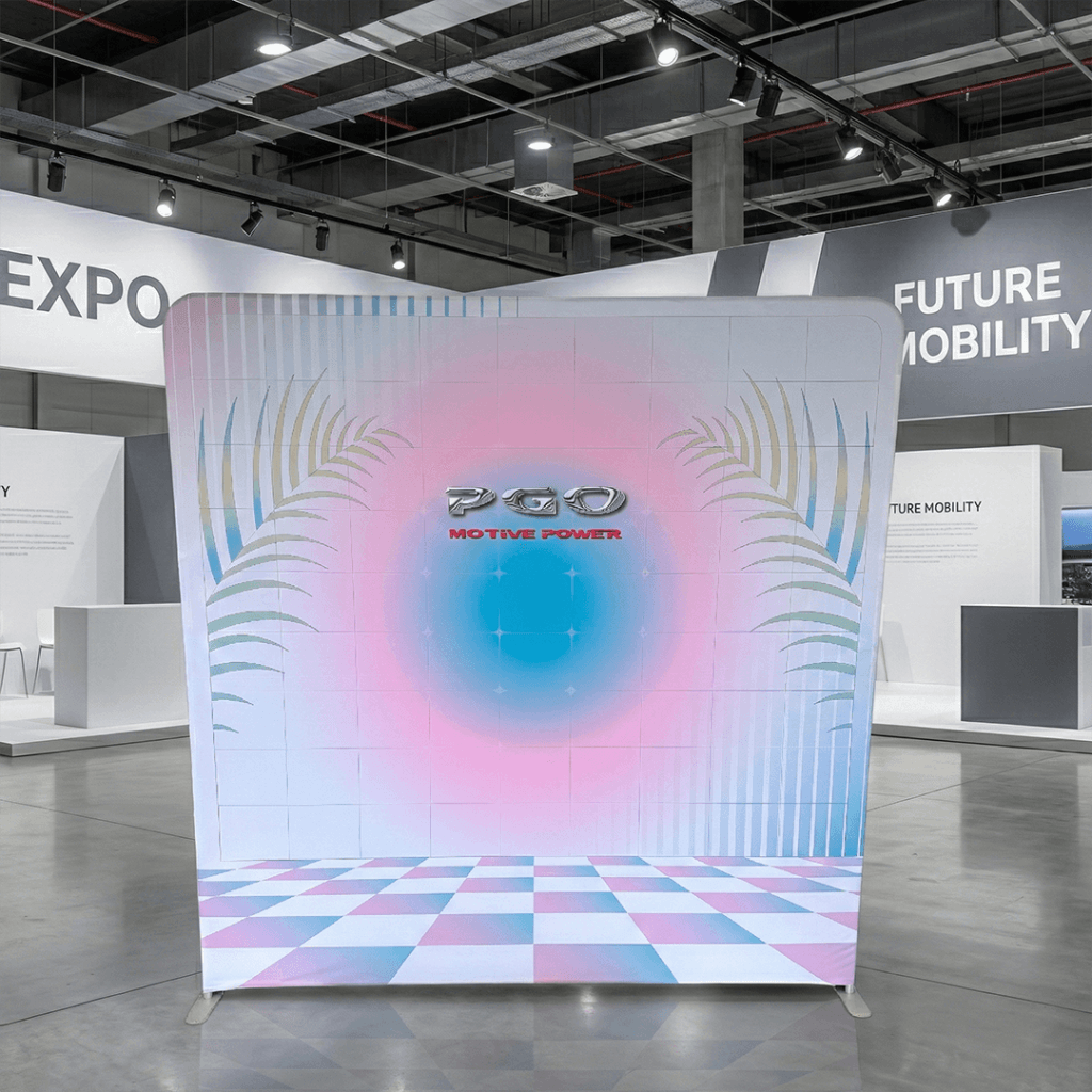 品牌巡迴展示架PGO輕便型快幕秀，展覽館現場佈置實景，粉藍漸層視覺與熱帶棕櫚葉設計