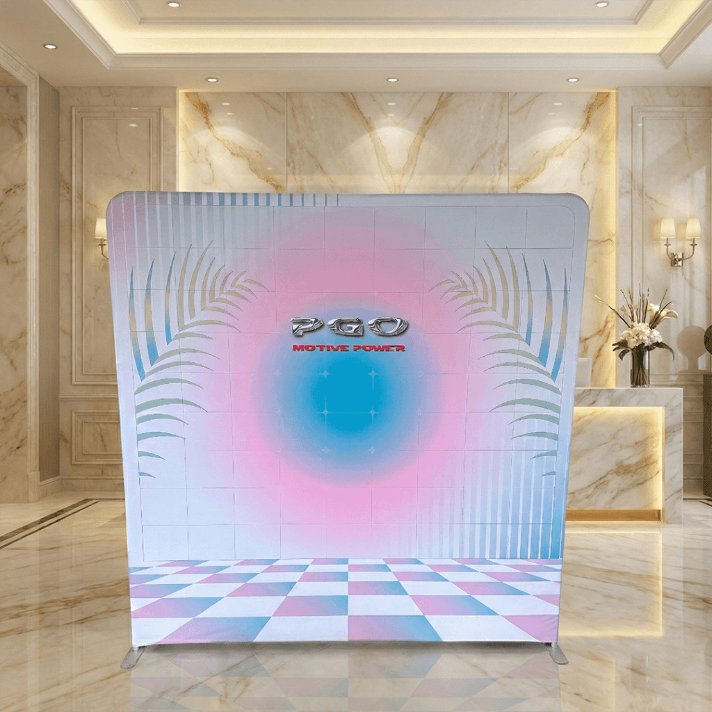 品牌巡迴展示架PGO輕便型快幕秀，飯店大廳商業空間展示，搭配大理石背景呈現高質感陳列效果