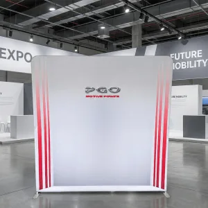 品牌巡迴展示架PGO輕便型快幕秀，展場簡約風格背板，灰白基底搭配紅色線條與立體感LOGO