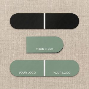 磁性對折書籤 墨綠色款在棉麻材質背景上的Logo印刷樣式
