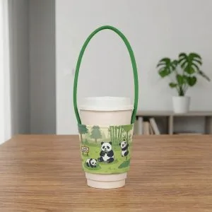 全彩熱昇華帆布杯套 綠色提把熊貓圖案款放置於木桌