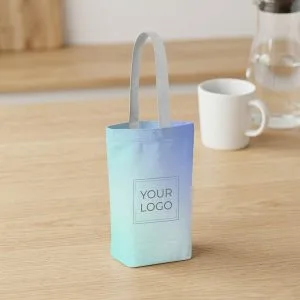 全彩熱昇華直筒杯袋 藍紫漸層底色與灰色提把款置於木桌