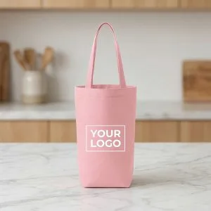 防潑水滌綸直筒杯袋 粉紅色款客製化商標示意置於大理石桌面