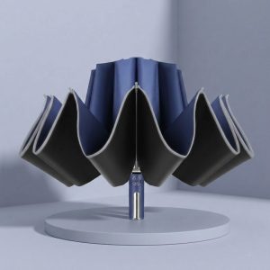 晴雨兩用自動反折傘-節節收款 藏青色款立於展示台之反折收納形態