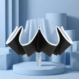 晴雨兩用自動反折傘 天空藍款於藍色幾何背景情境展示