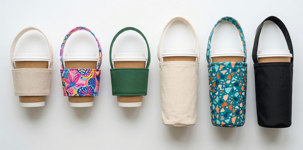 六款客製化杯套與杯袋並排展示，包含純棉帆布、熱昇華與防潑水材質