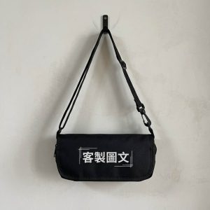 肩背收納摺疊椅 黑色收納包掛置牆面展示正面客製圖文印刷區
